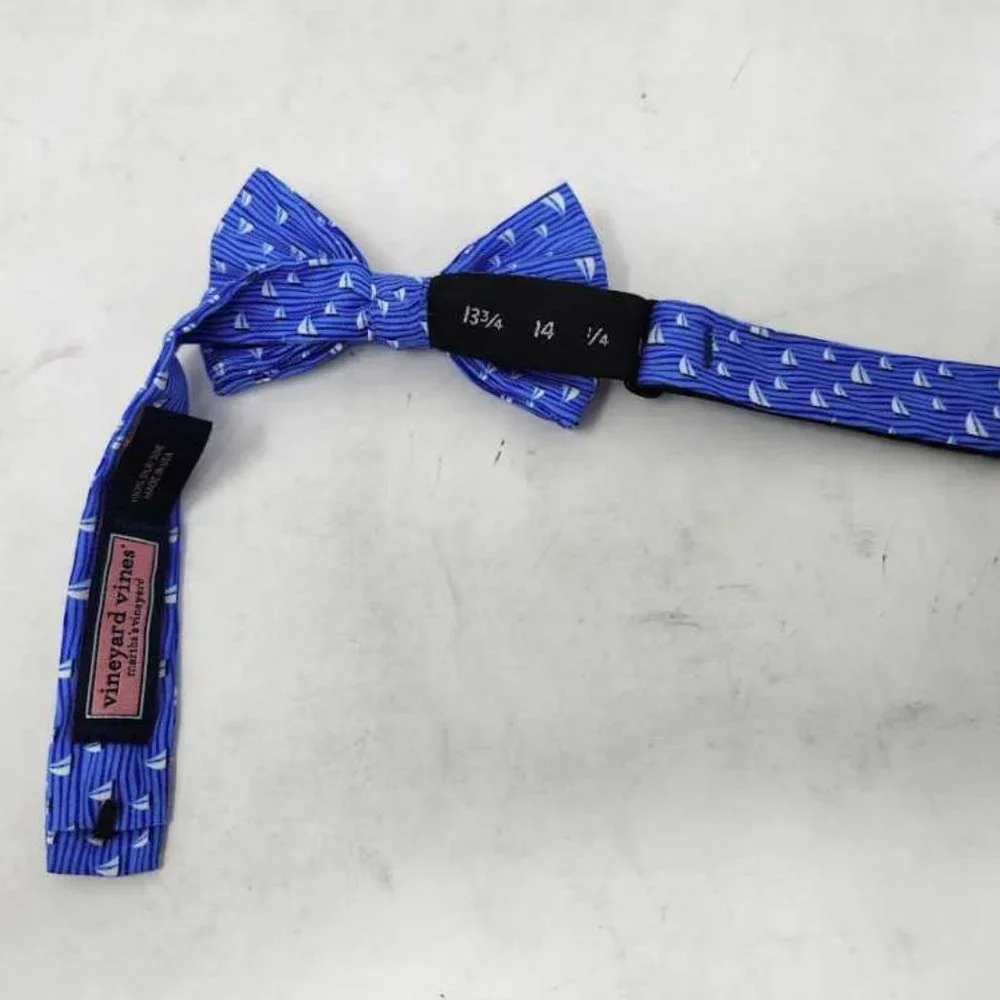 New boys Vineyard Vines sailing Strong Breeze sailboat printed bow tie - no box